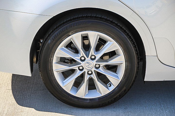 Used 2014 Lexus ES 300h w/ Premium Package w/Bamboo Trim FWD image 11