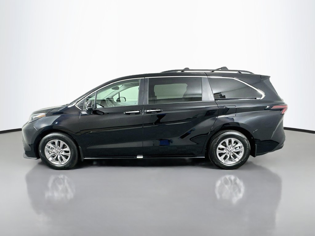 Used 2026 Toyota Sienna XLE FWD image 8