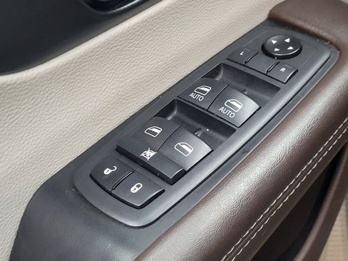 Used 2020 Chrysler Pacifica Touring image 27