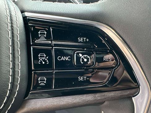 Used 2023 Jeep Grand Cherokee Overland AWD/4WD image 22