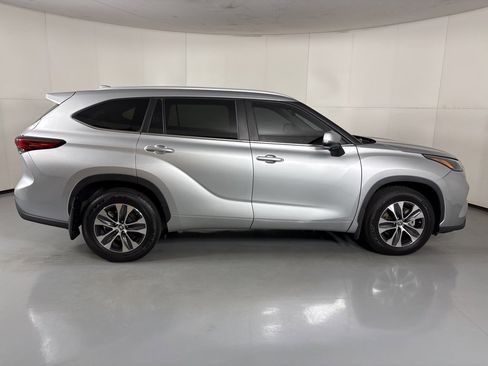 Used 2023 Toyota Highlander XLE image 9