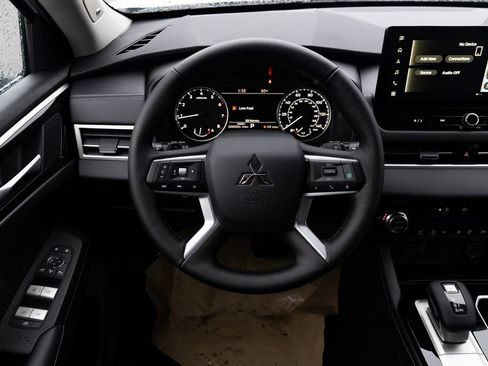 New 2026 Mitsubishi Outlander SE image 11