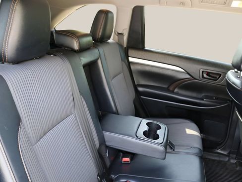 Used 2018 Toyota Highlander Plus FWD image 19