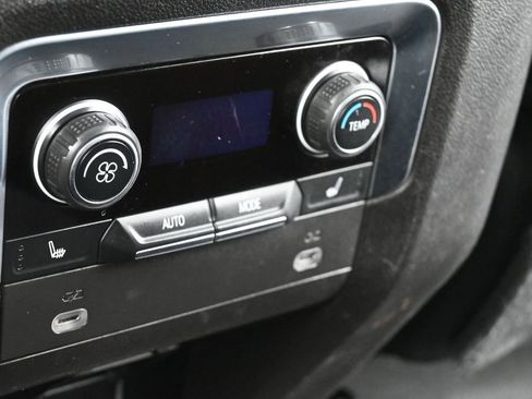 Used 2021 Chevrolet Suburban LT w/ LT Signature Package image 19