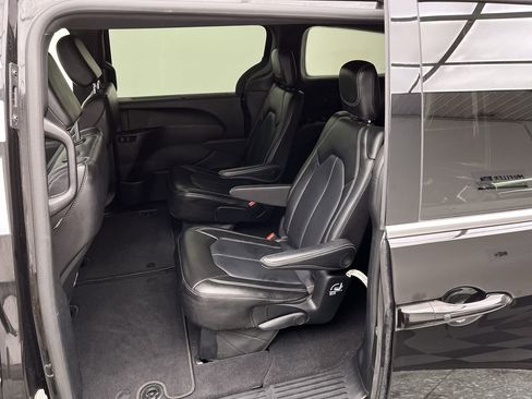 Used 2025 Chrysler Pacifica Select FWD image 11