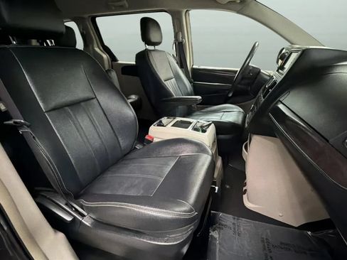Used 2016 Chrysler Town & Country Touring FWD image 20