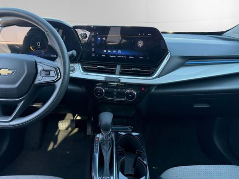 Used 2025 Chevrolet Trax LT FWD image 11