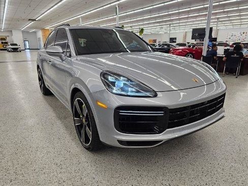 Used 2022 Porsche Cayenne Turbo S image 3