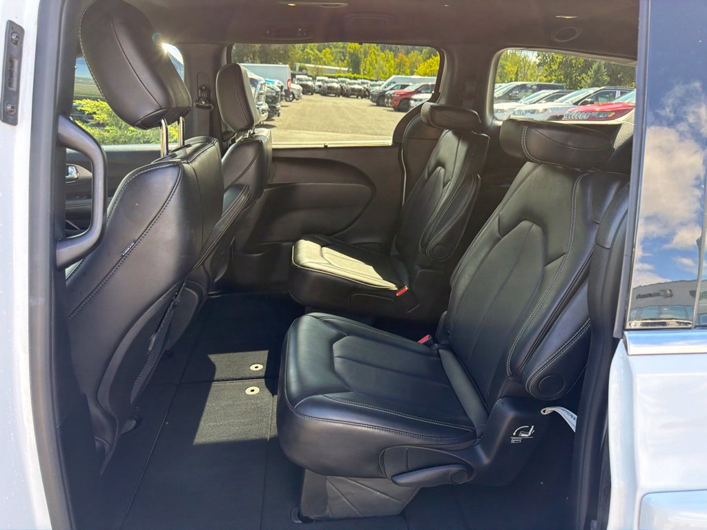 Used 2025 Chrysler Pacifica Select FWD image 19