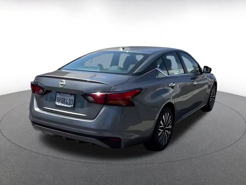 Used 2025 Nissan Altima 2.5 SV FWD image 11