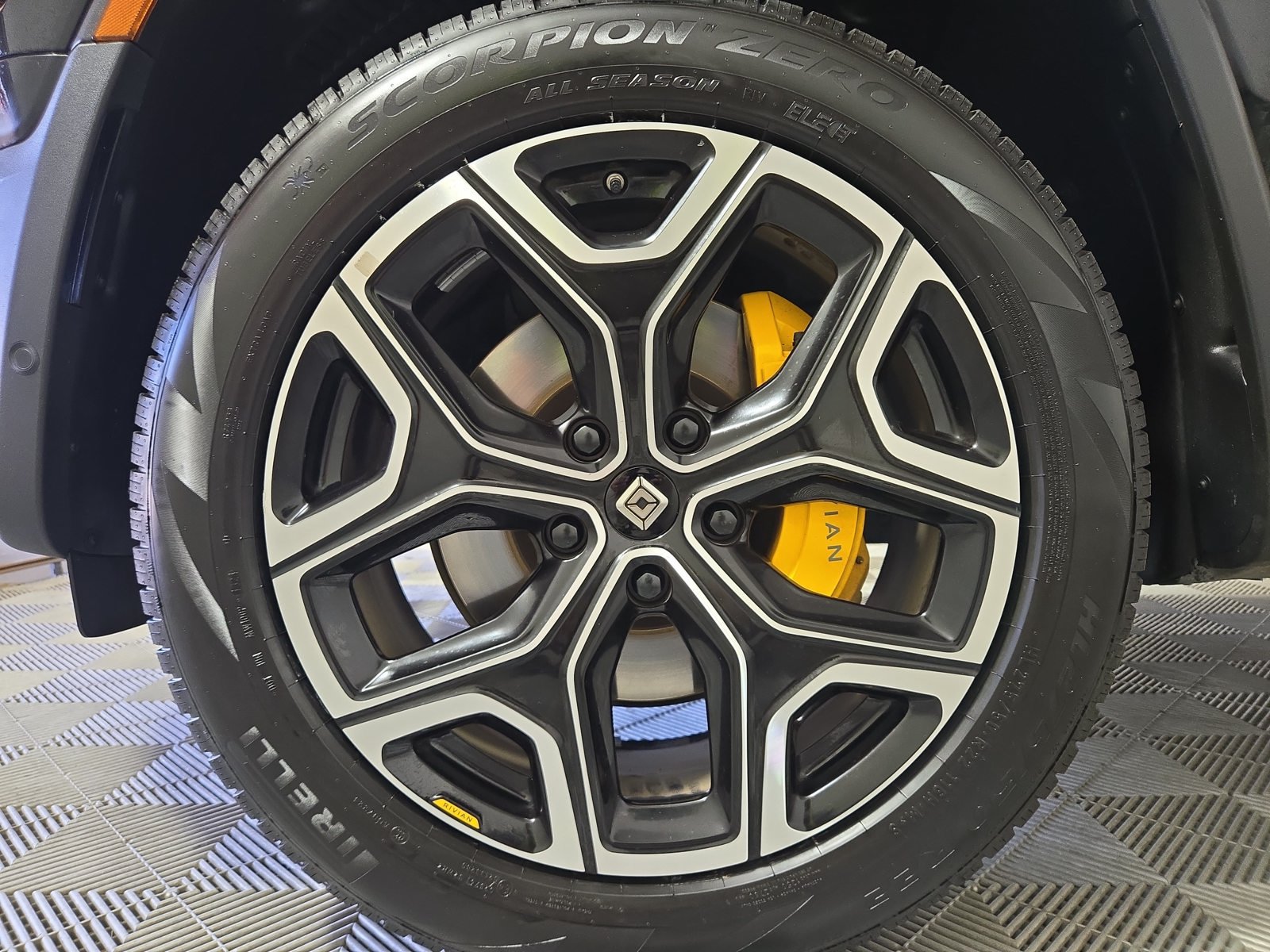 Used 2023 Rivian R1S Launch Edition Quad AWD/4WD image 9