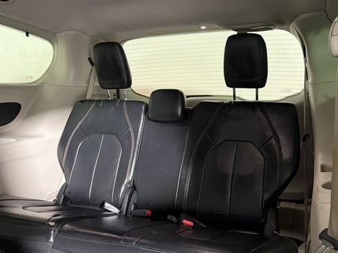 Used 2019 Chrysler Pacifica Touring-L FWD image 19