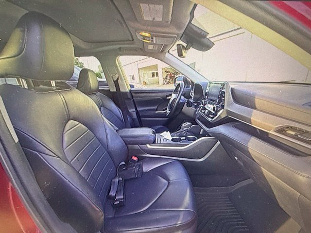 Used 2021 Toyota Highlander XLE FWD image 13