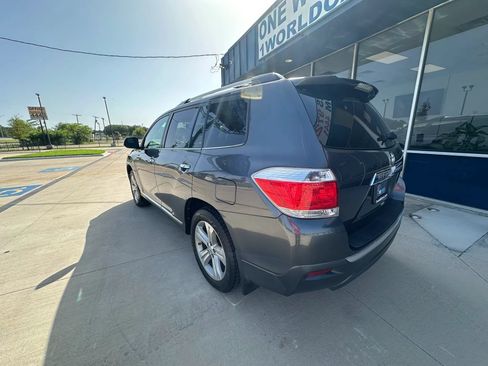 Used 2012 Toyota Highlander Limited w/ Tow Pkg FWD image 3