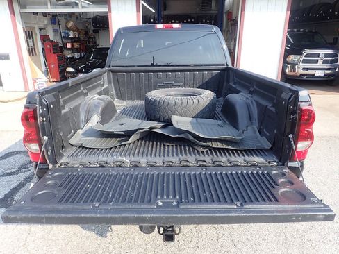 Used 2005 Chevrolet Silverado 2500 LT w/ Heavy-Duty Power Package AWD/4WD image 17