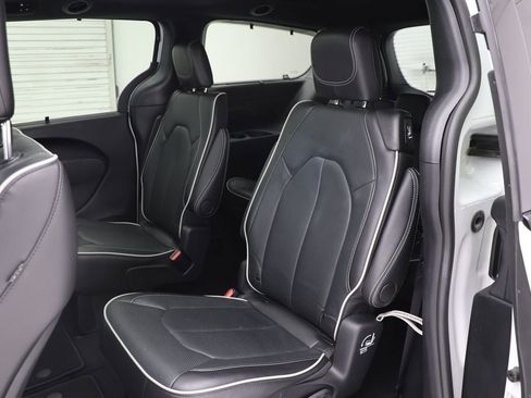 Used 2024 Chrysler Pacifica Limited w/ S Appearance Package image 11