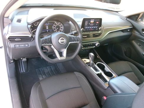 Used 2024 Nissan Altima 2.5 SV FWD image 9