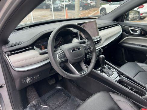 Used 2025 Jeep Compass Limited image 31