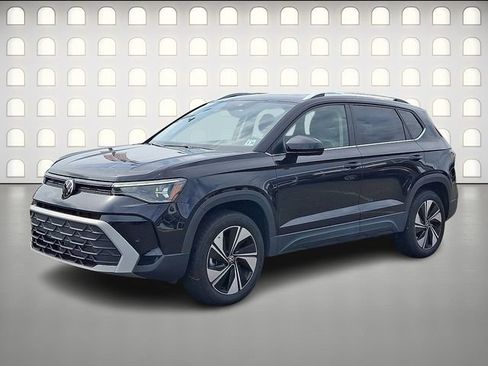 Used 2025 Volkswagen Taos SE w/ Panoramic Sunroof Package AWD/4WD image 3