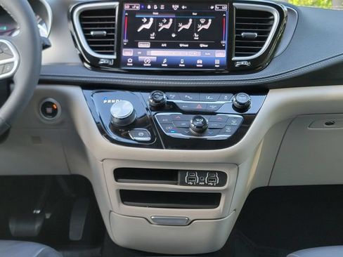 Used 2023 Chrysler Pacifica Touring-L FWD image 28