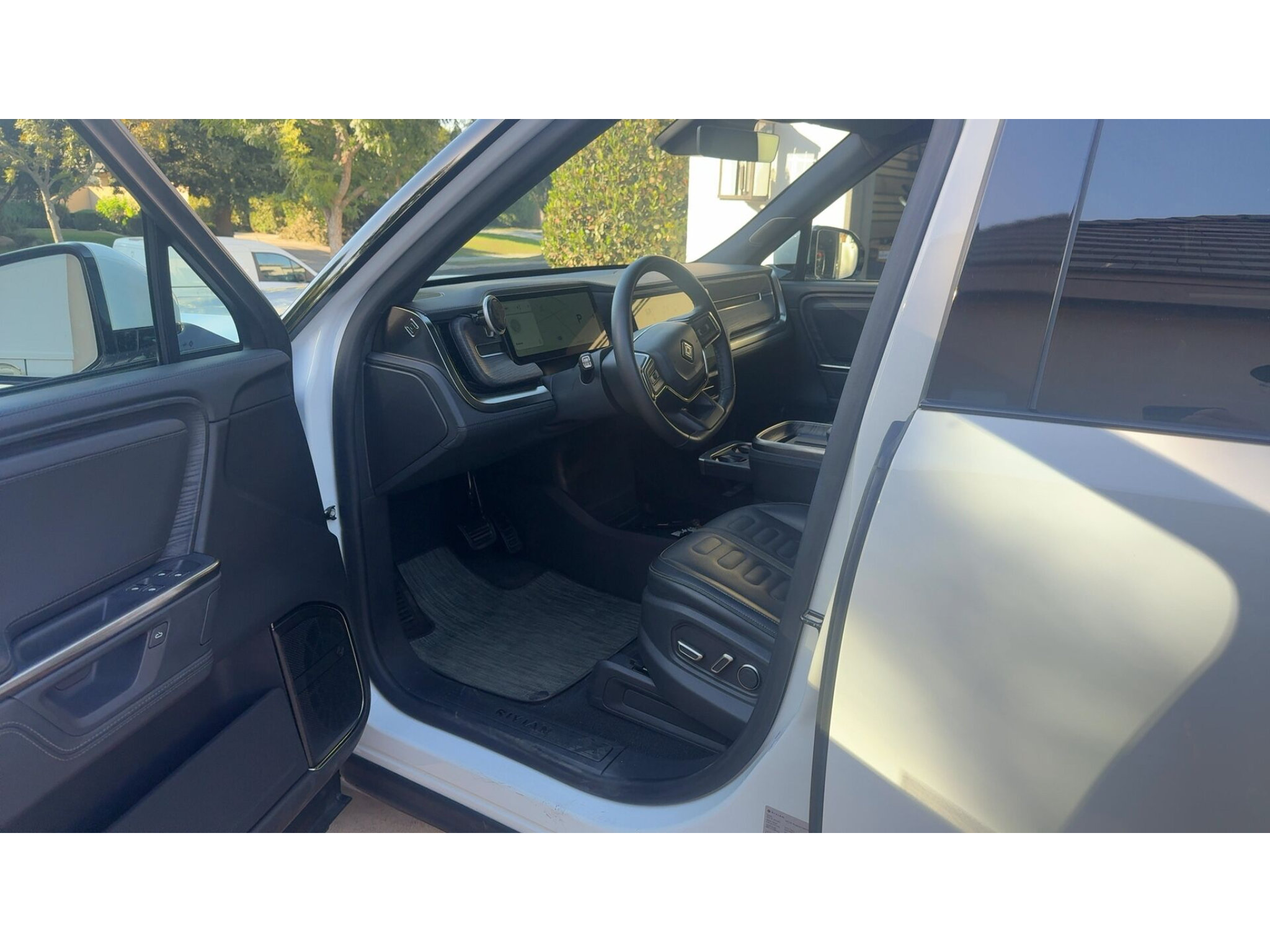 Used 2025 Rivian R1S Adventure Dual AWD/4WD image 5