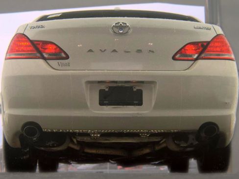 Used 2010 Toyota Avalon Limited FWD image 7