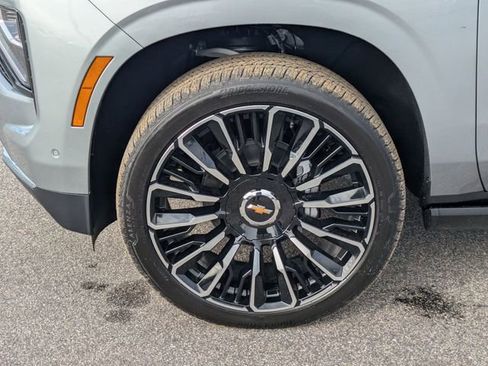 New 2026 Chevrolet Suburban High Country image 8