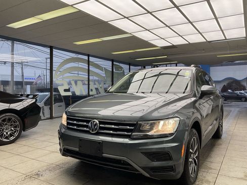 Used 2019 Volkswagen Tiguan SE w/ Panoramic Sunroof Package image 3