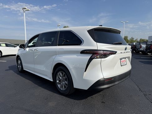 Certified 2024 Toyota Sienna XLE FWD image 6