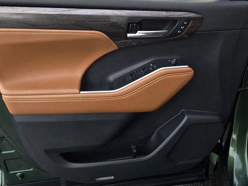 Used 2023 Toyota Highlander Platinum image 9