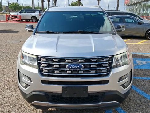 Used 2017 Ford Explorer XLT image 2
