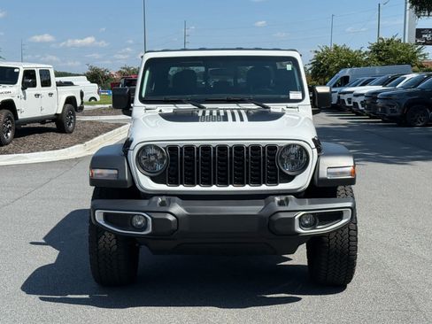 Used 2024 Jeep Gladiator Sport AWD/4WD image 8