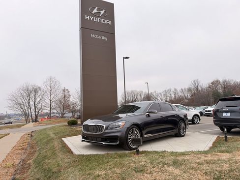 Used 2020 Kia K900 Luxury image 1