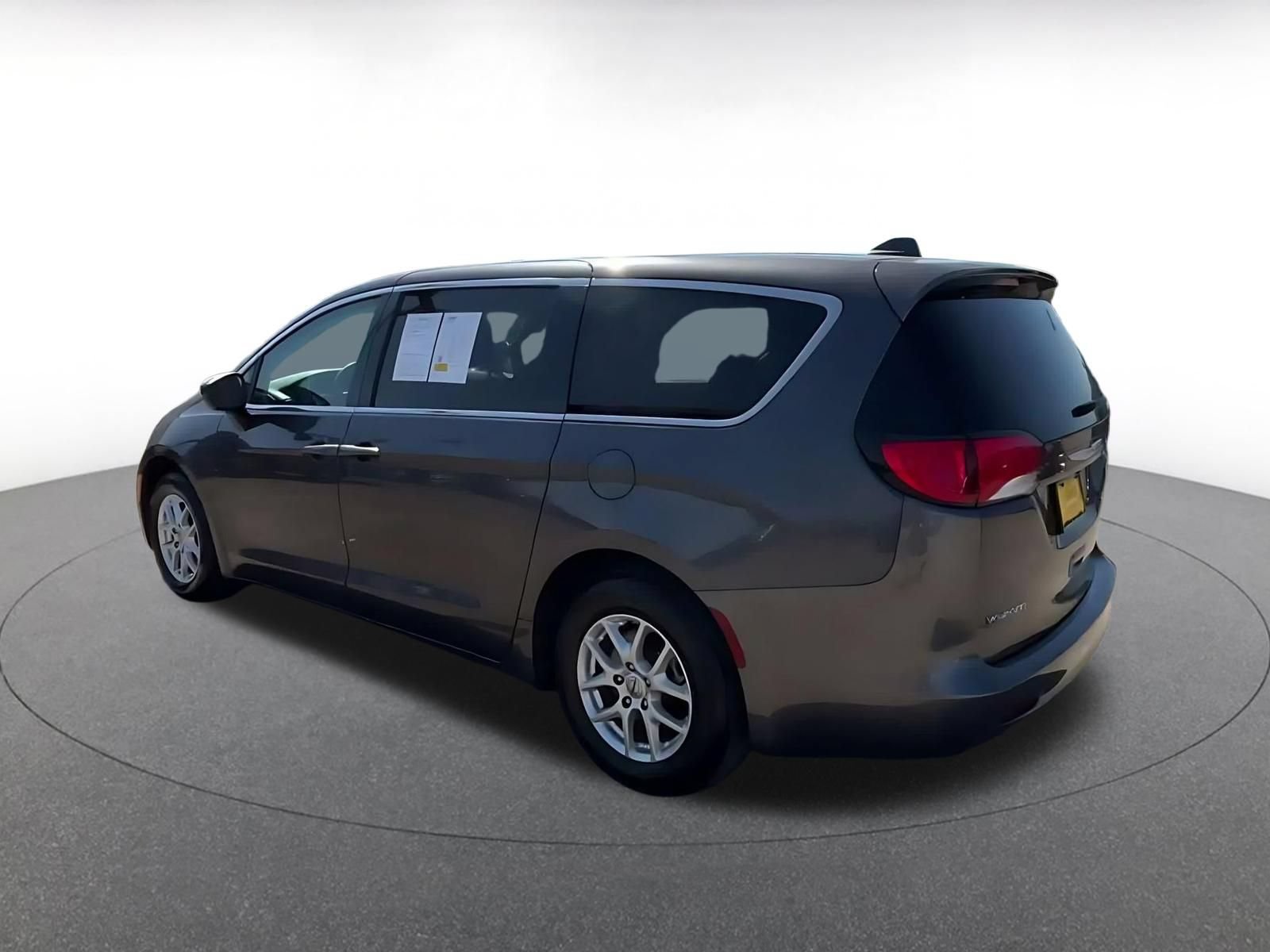 Used 2023 Chrysler Voyager LX FWD image 9