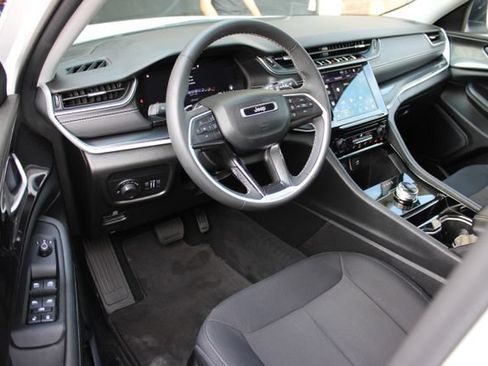Used 2023 Jeep Grand Cherokee Laredo AWD/4WD image 10