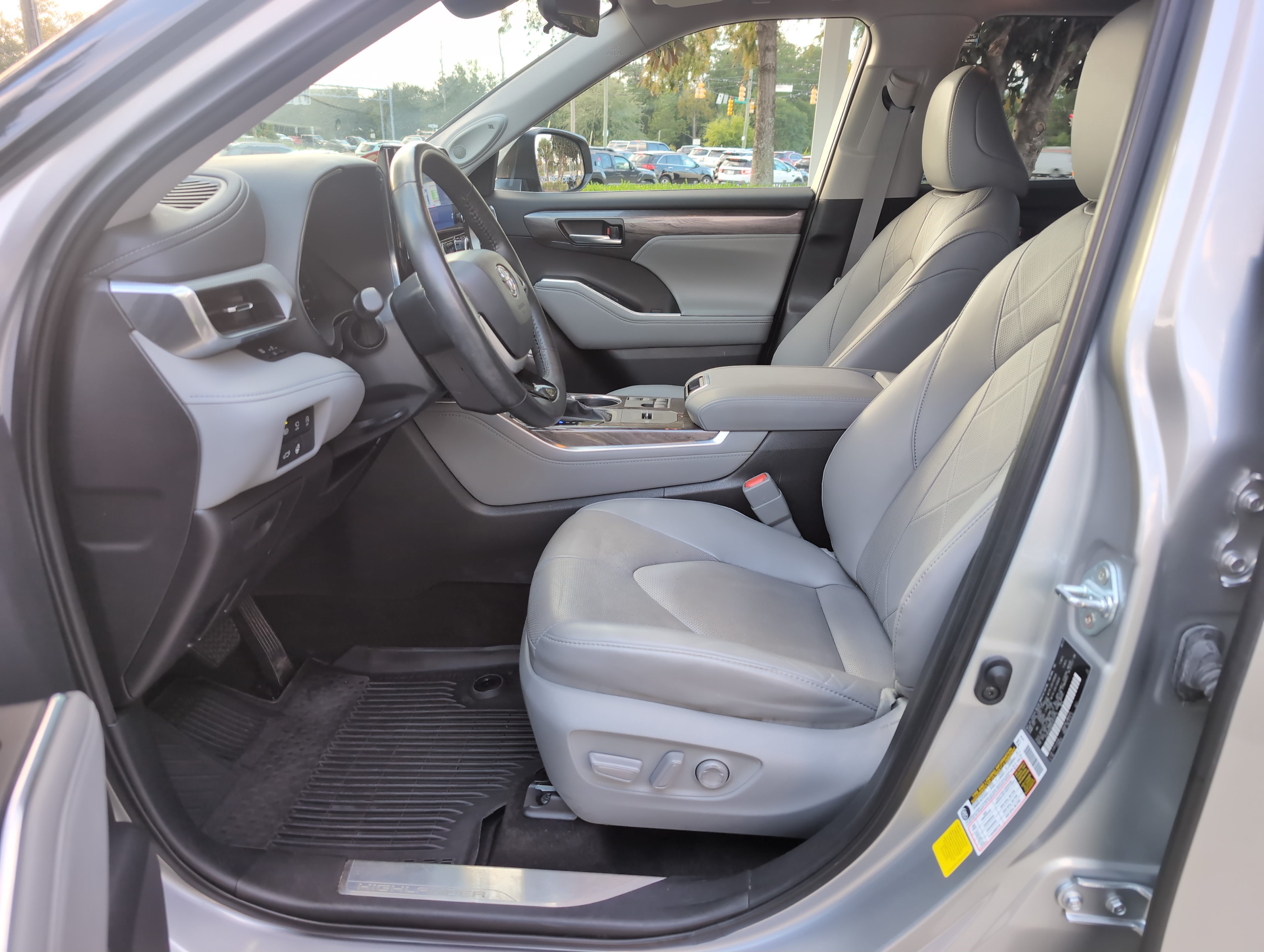 Used 2023 Toyota Highlander Platinum FWD image 16