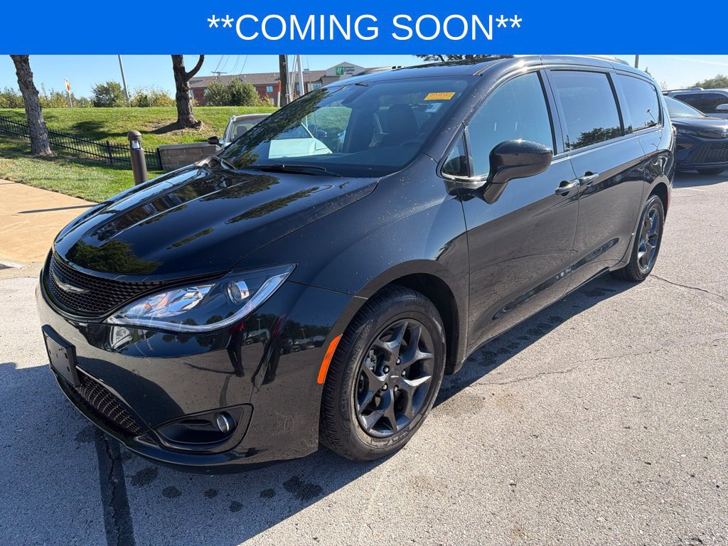 Used 2018 Chrysler Pacifica Touring-L w/ S Appearance Package FWD image 1