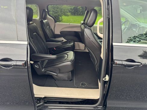 Used 2024 Chrysler Pacifica Touring-L FWD image 38