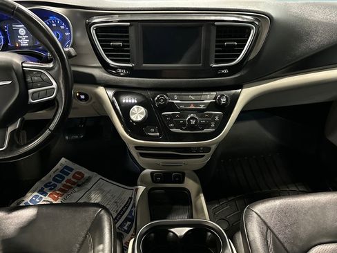 Used 2020 Chrysler Pacifica Touring-L image 26