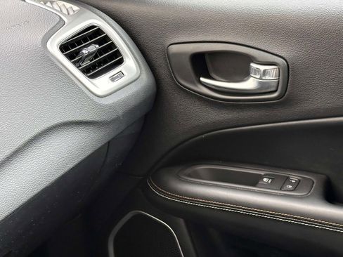 Used 2019 Jeep Compass Latitude image 29