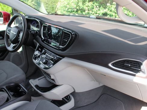 Used 2021 Chrysler Pacifica Touring w/ Uconnect Theater Family Group image 37