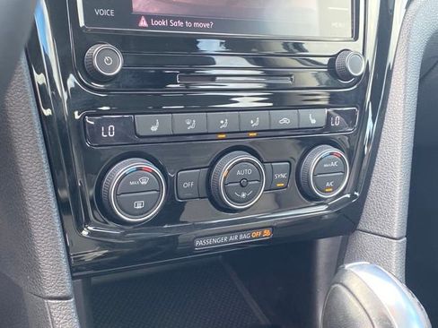 Used 2022 Volkswagen Passat 2.0T image 12