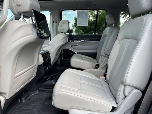 Used 2022 Jeep Wagoneer Series III w/ Premium Group I AWD/4WD image 24