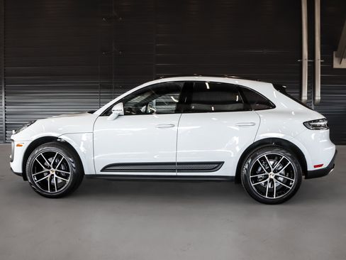 Used 2025 Porsche Macan image 2