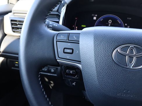 Used 2025 Toyota Camry SE image 25