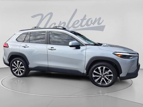 Used 2022 Toyota Corolla Cross XLE FWD image 3