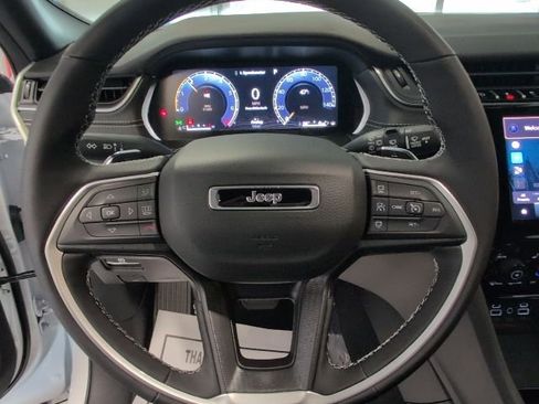 New 2025 Jeep Grand Cherokee Laredo w/ Luxury Tech Group I image 16