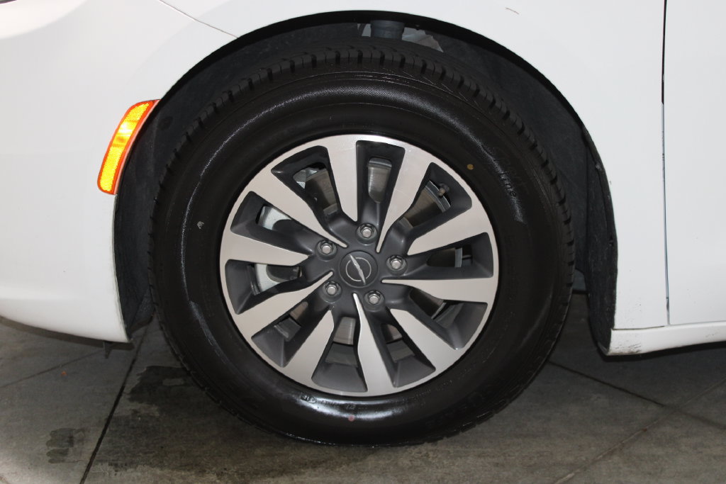 Used 2023 Chrysler Pacifica Touring-L FWD image 45