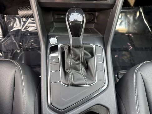 Used 2023 Volkswagen Tiguan SE w/ Panoramic Sunroof Package FWD image 19