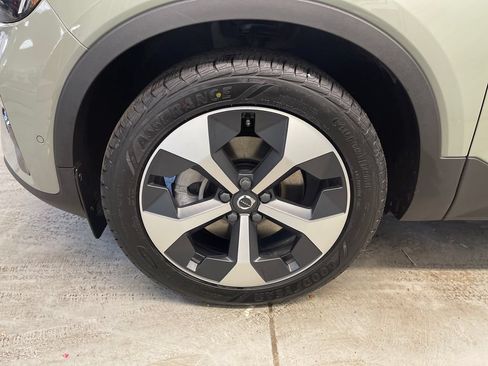 Used 2025 Volvo XC40 B5 Plus w/ Protection Package Premier AWD/4WD image 11